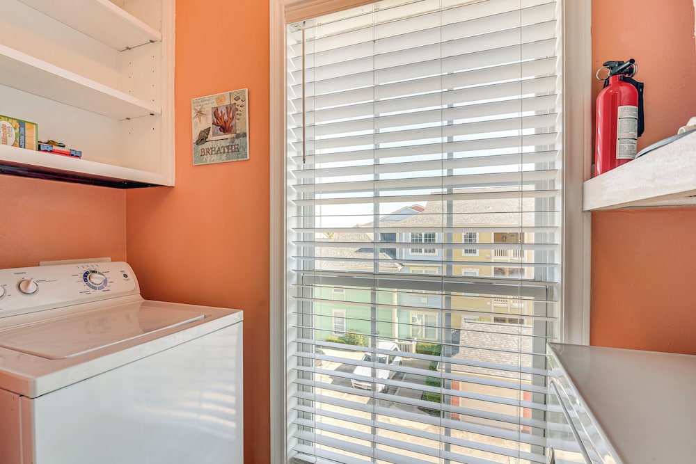 Steps to Beach: Ocean-view Galveston Condo!