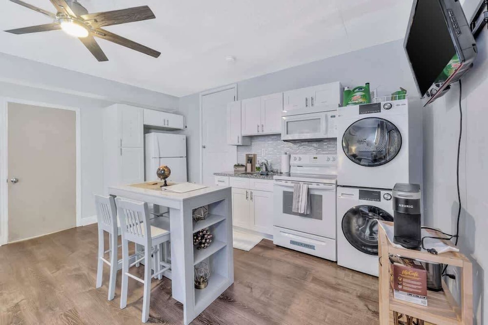 Cozy Suite Full Amenitie s pet Friendly
