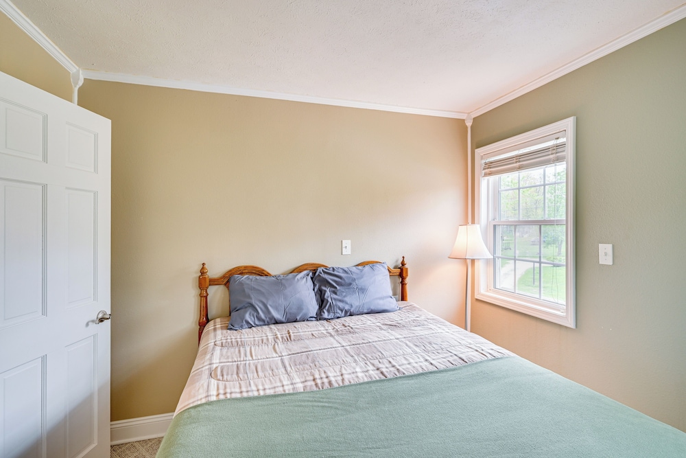 Scenic Views: Spacious Webster Lake House!