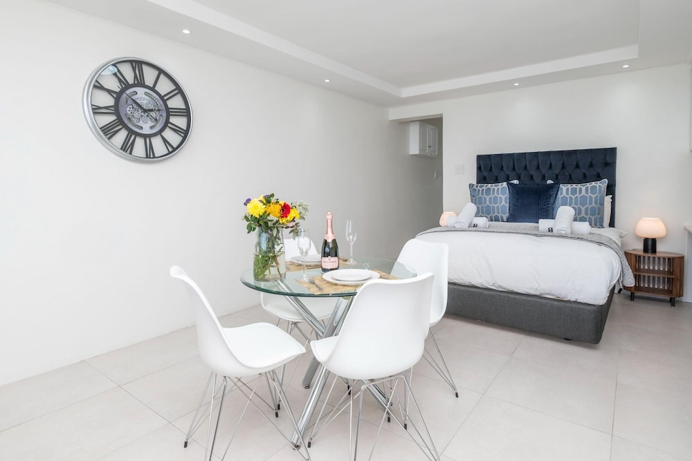 Sea Views by the Promenade at Oceanmist Studio