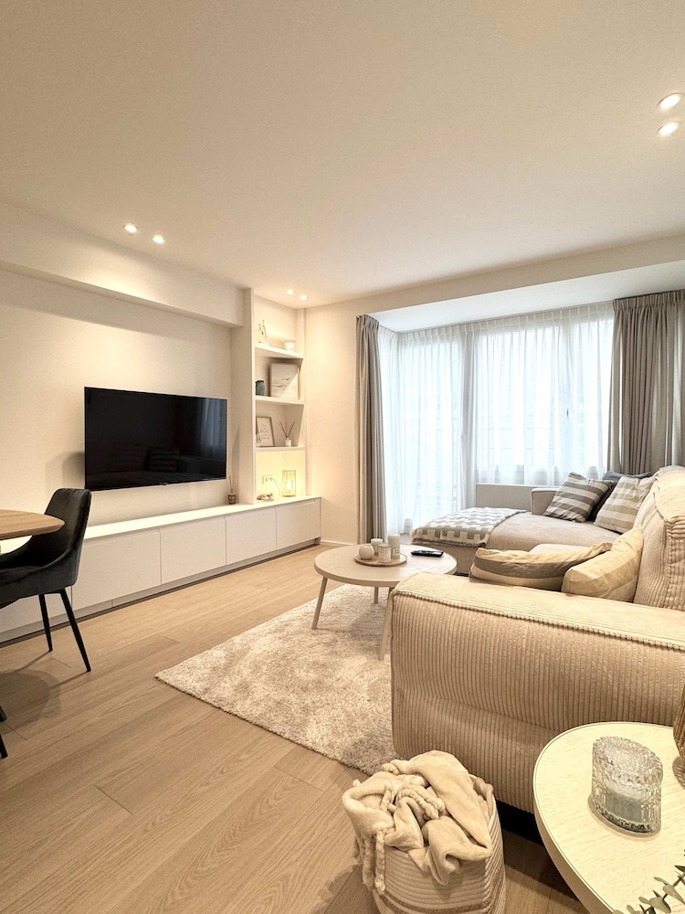 Spacious Bright Apartment Steps From the Beach i