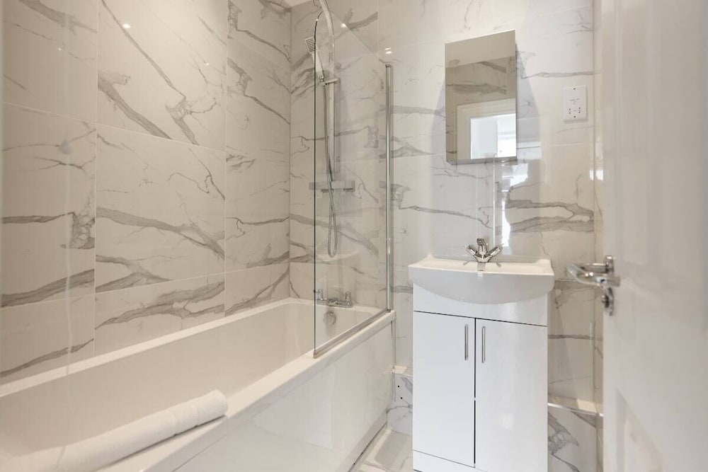 The Streatham Crib - Bright 2bdr Flat