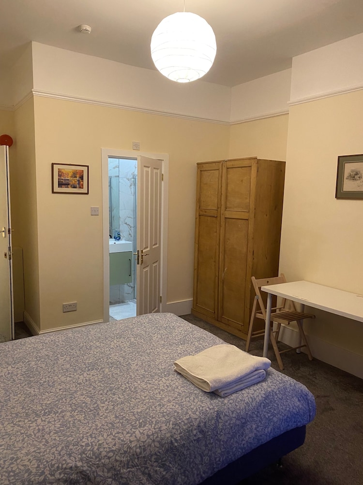 Cozy London Apartment Retreat photo 5