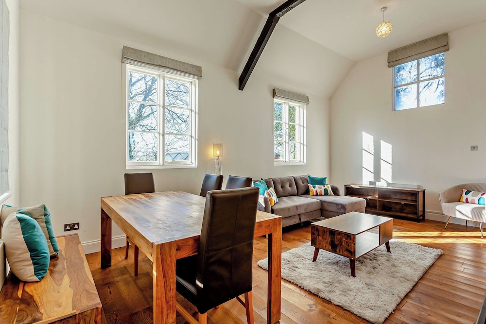 Old School House-2 Bedroom-sleeps 6-large Garden