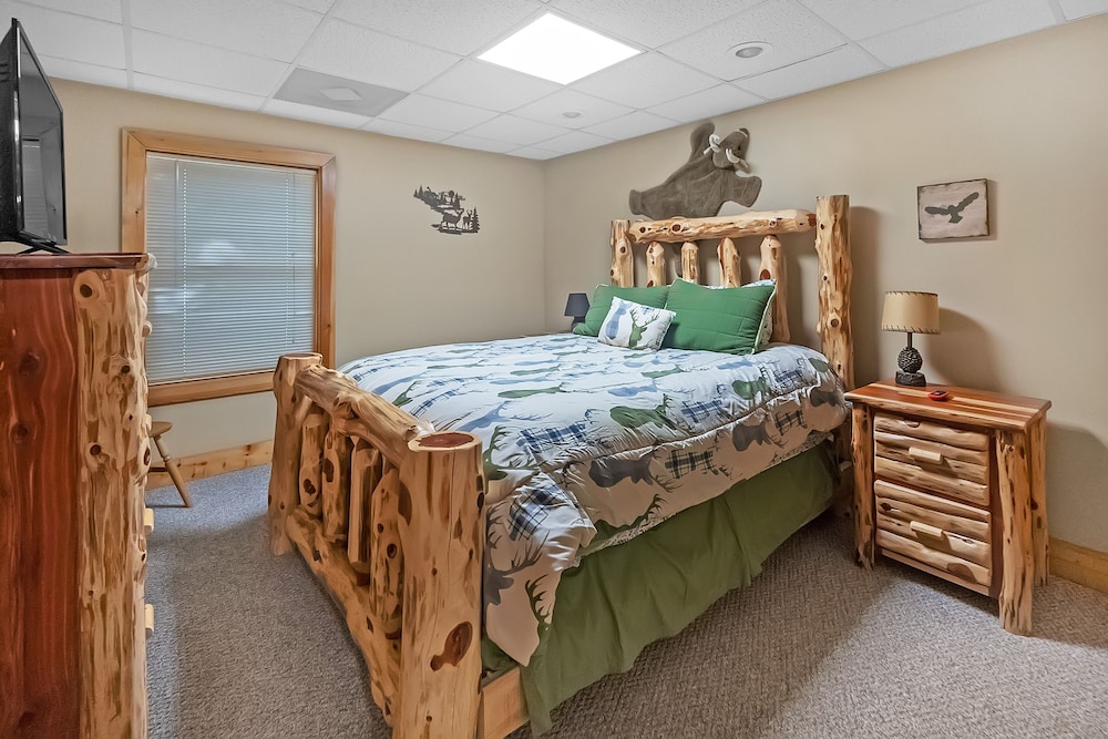 Mountain Getaway With Hot Tub & Game Room 4 Bedroom Cabin
