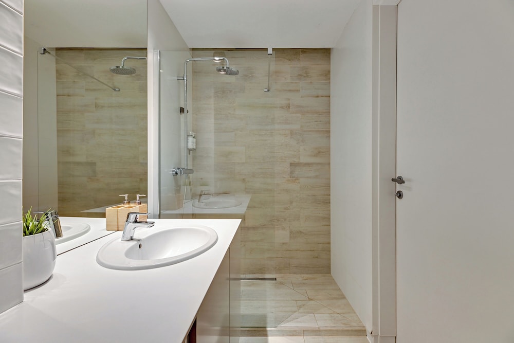 Aura - Riverside & Parking by Downtown Apartments