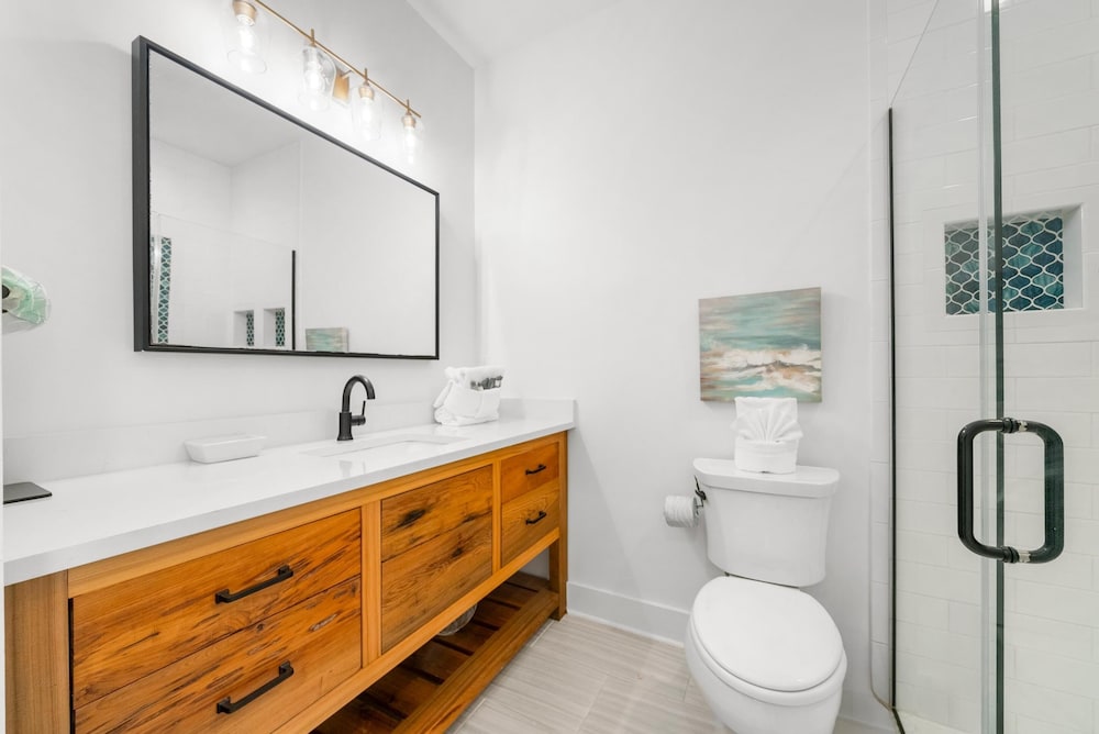 Beach House - 6th Street Retreat by PHG