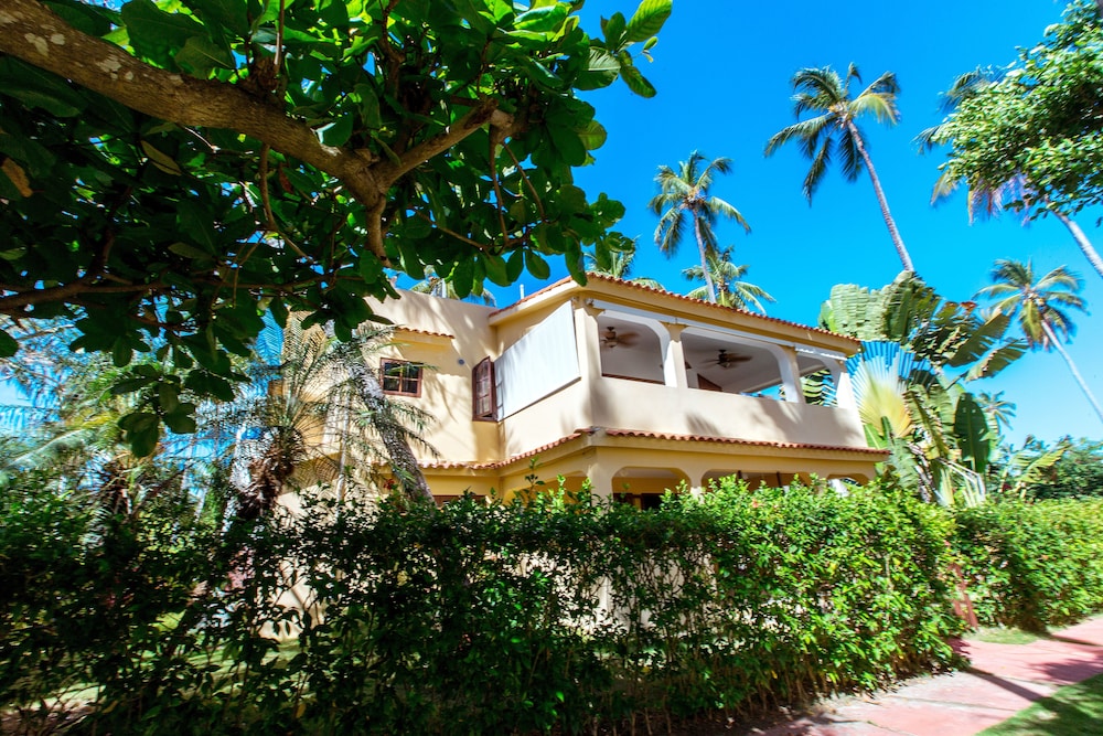 Los Corales Tropical Beach Resort & SPA