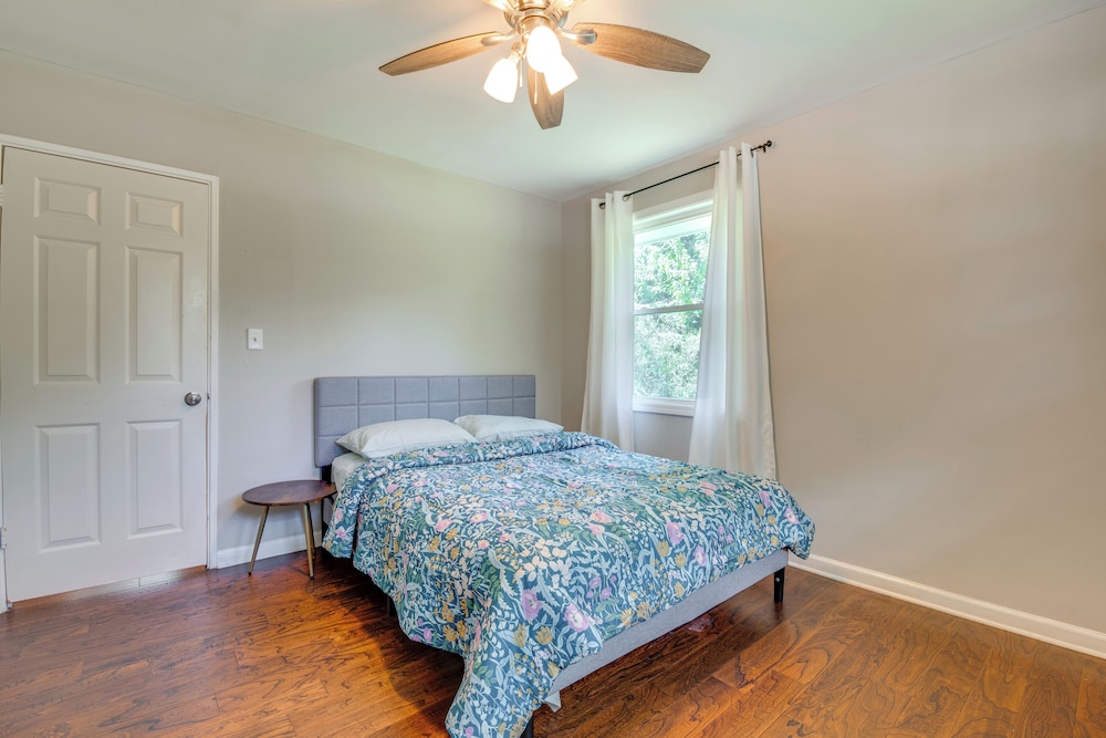 Inviting Home w/ Backyard: 8 Mi to Dtwn Atlanta!