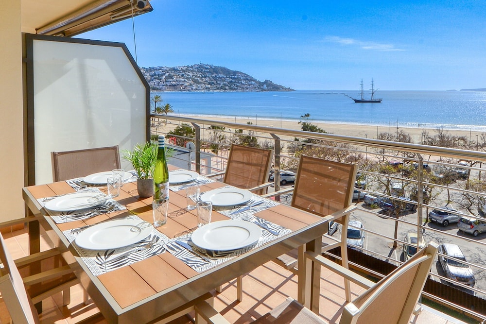 Apartment in Roses by the Beach With Pool