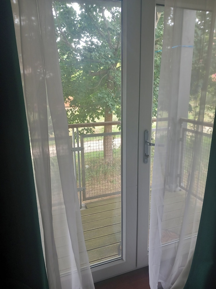 5 Guests - Pet Friendly - Balcony & Free Parking