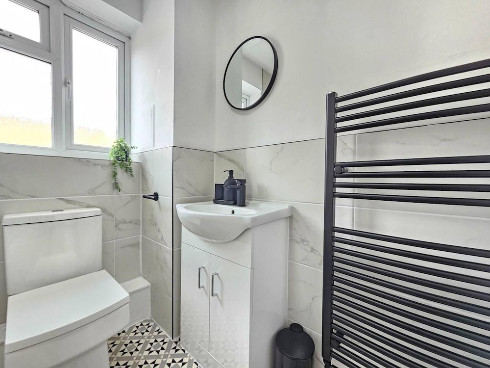 Amazing 4BR Near Hospital, Free Parking, Sleeps 10 view 4
