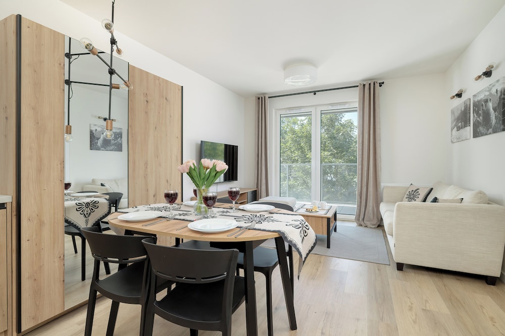 Szymony Apartment by Renters Prestige