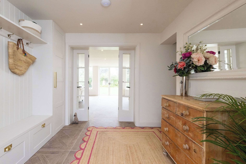 Newly Renovated Beachside Retreat for 10
