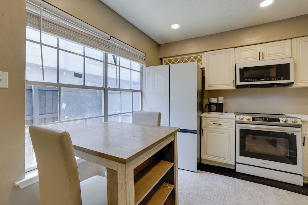 Near Airport & Interstate: Houston Area Townhome