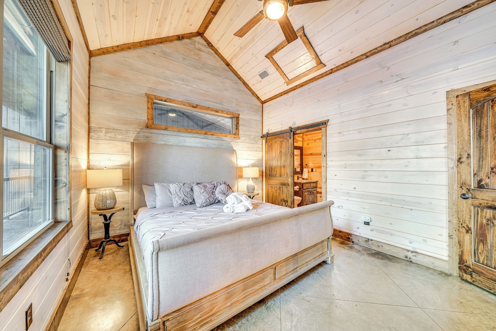 Hot Tub & Game Room: Spacious Cabin in Broken Bow!