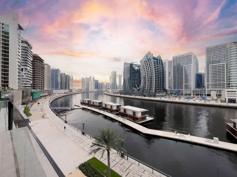 Luxe Waterfront 2BR with Canal view