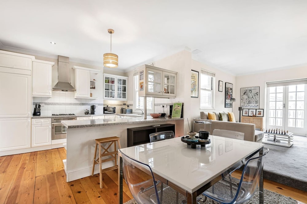 Elegant 1BR Apartment in Kensington With Balcony