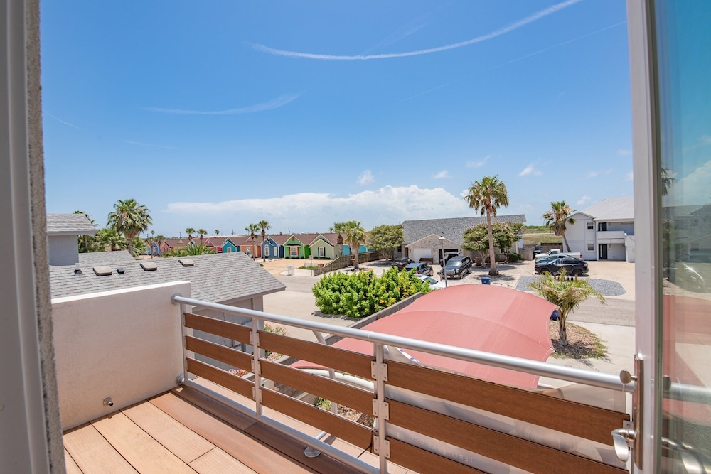 Waterfront Condo With Rooftop + Pool + Boat Slips