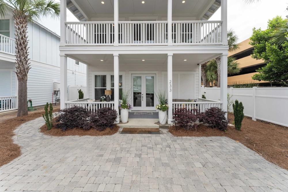 Pool, Patio & Outdoor Dining + Walk to Shore, Pier Park Sanctuary on Sands