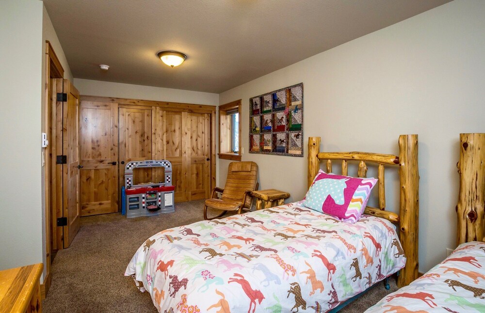 Mapes Luxury Vacation At Windcliff 5 Bedroom Home by RedAwning view 3