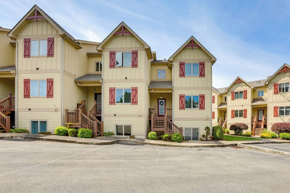 < Half-mi to Lake: Townhome w/ Hot Tub in Mchenry!