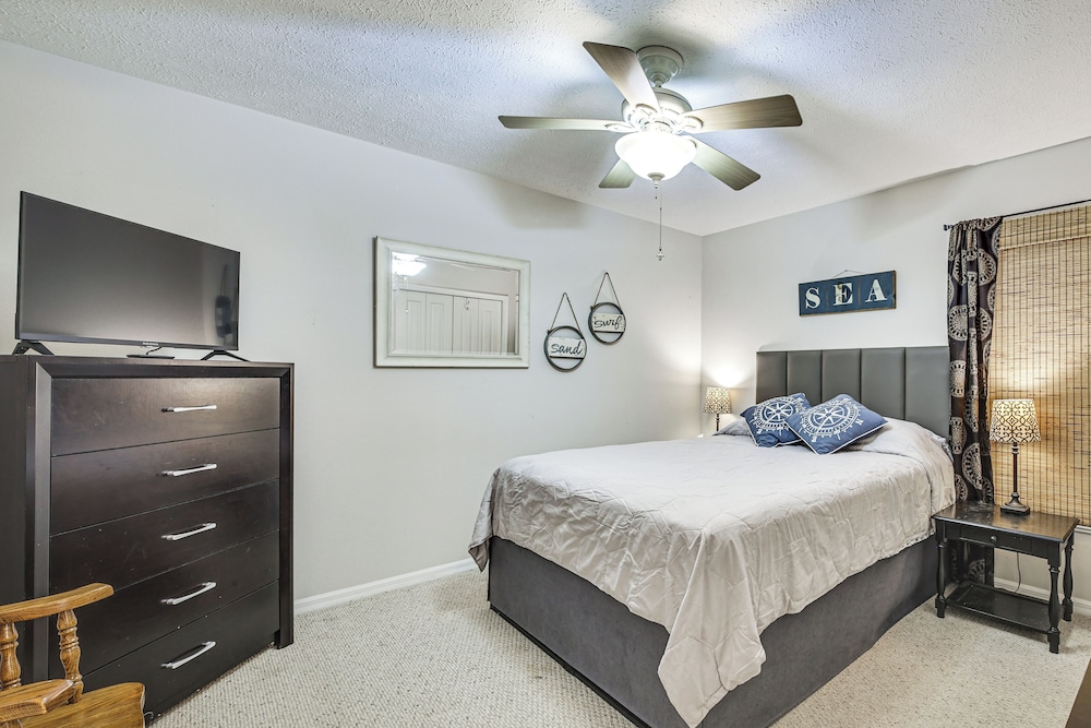 Dog-friendly Home, Lake Henderson Across Street!