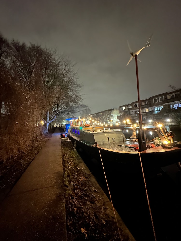 London Dutch Barge - Sleeps 3 & Cosy Fireplace