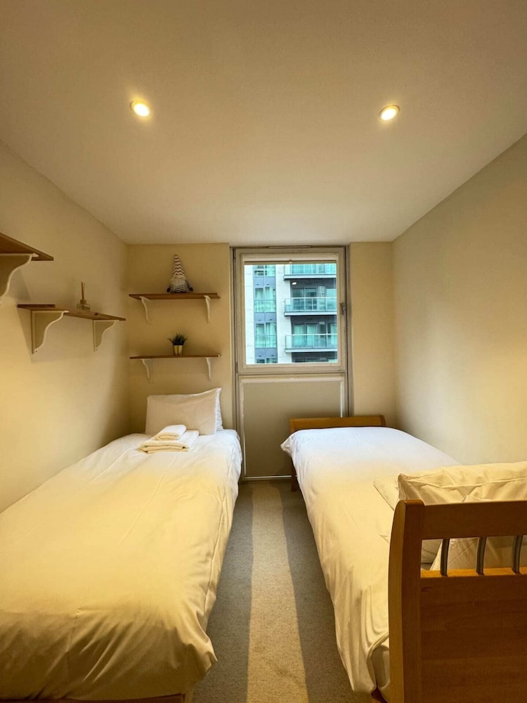 Contemporary 2BD Flat W/balcony Canary Wharf!