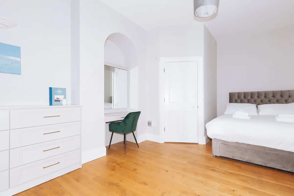 Chic & Characteristic 2BD House - Irishtown