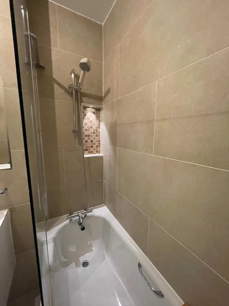 Chic Victorian Flat in Private Estate - Mile End!