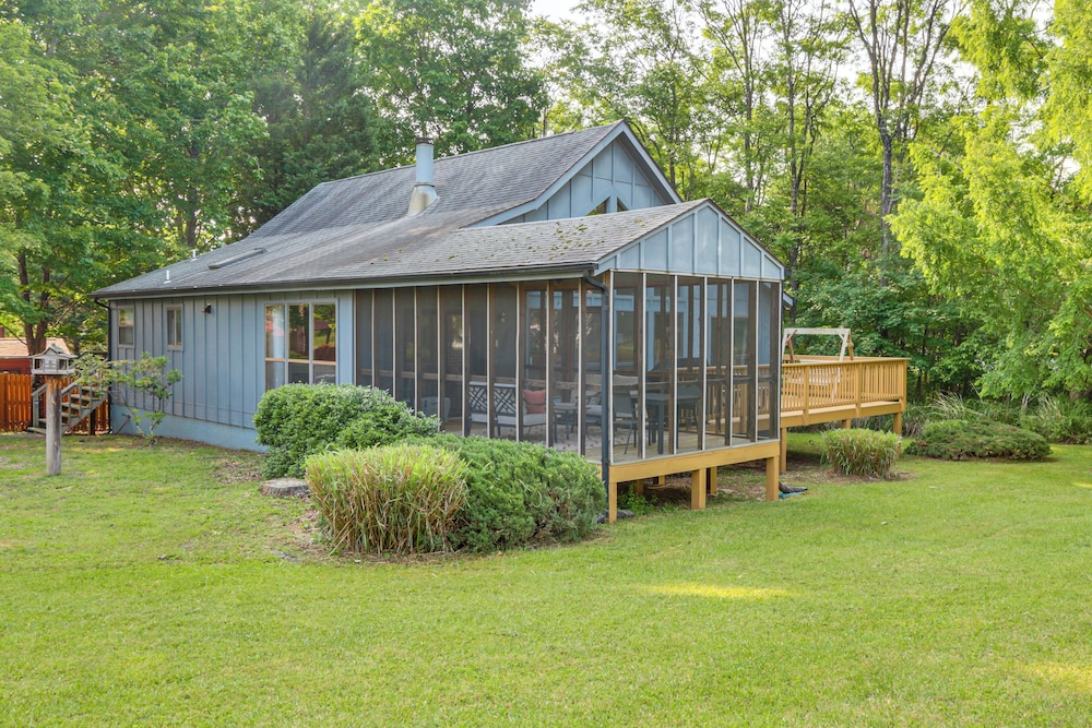 Pool Access: Peaceful Cabin in The Woods Resort!