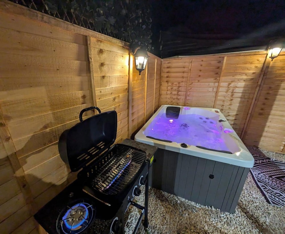 1-bed Retreat - Hot Tub, Private Garden & Bbq