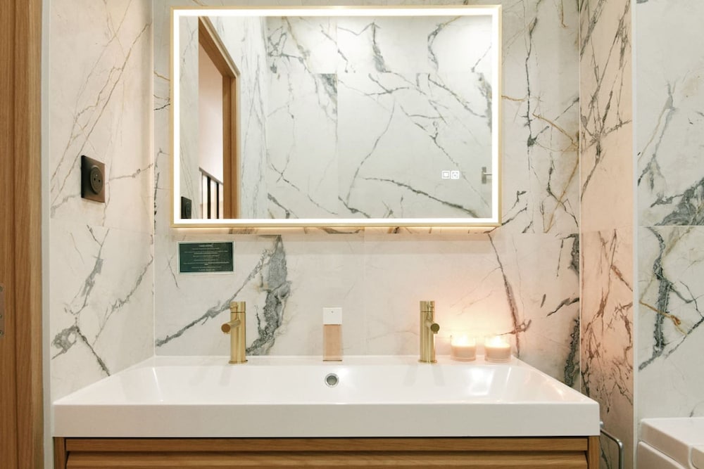 Lavie Maison Central Marais AC Hot Tub