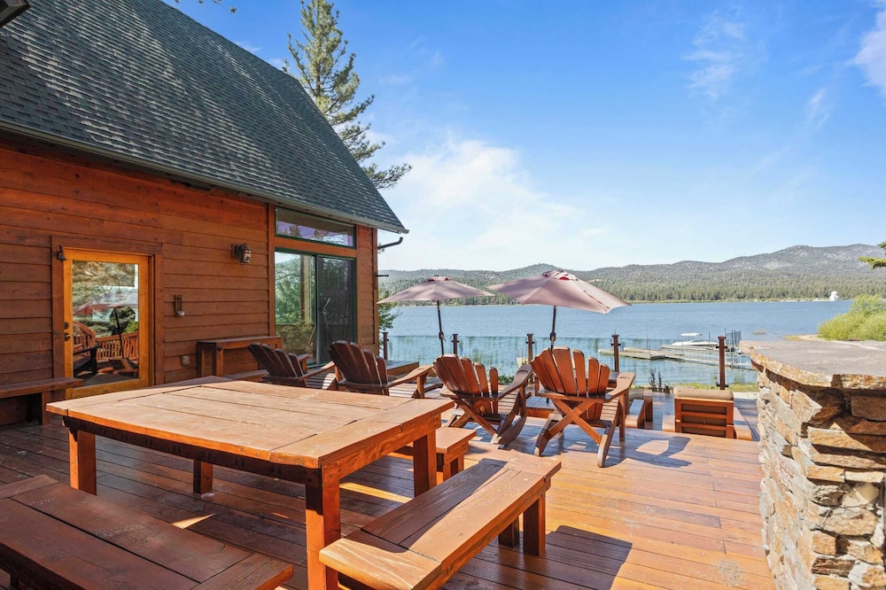 2 Lakefront Homes by Avantstay Sleeps 23, Private Dock+beach, Hot Tub, Fire Pit, Deck Views