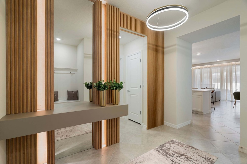 1149 Spacious Family 5-bedroom Townhome