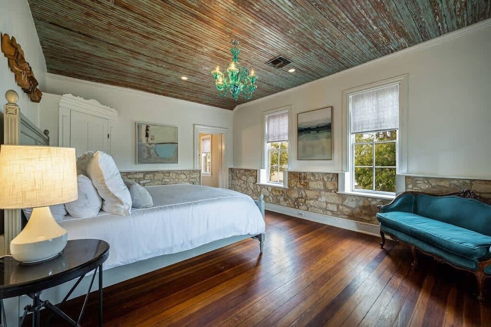 Luxurious Historic 5BR Fredericksburg inn w spa