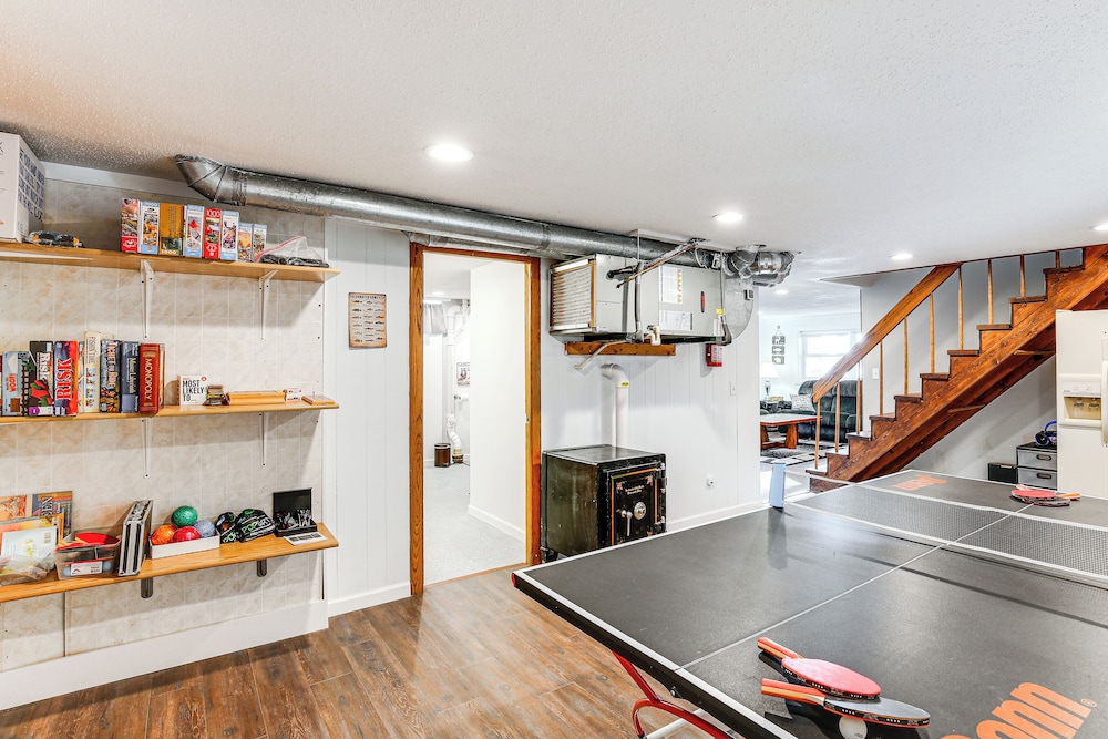 Scenic Home w/ Lake Washington Access & Fire Pit