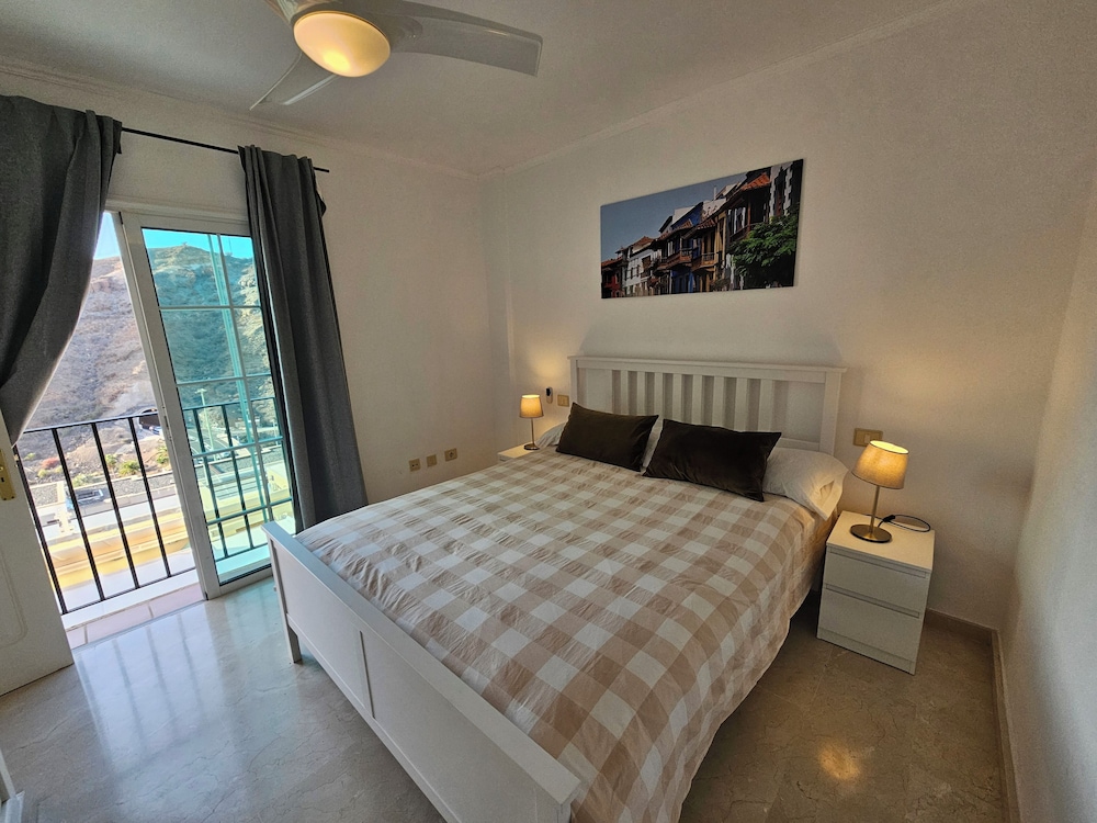 Comfortable Modern House With Jacuzzi, and Access to Swimming Pool