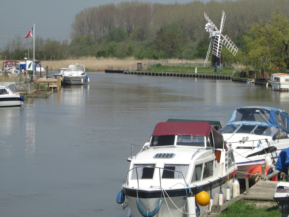 Great Yarmouth Vacations - Decoy Barn - Property Image 3