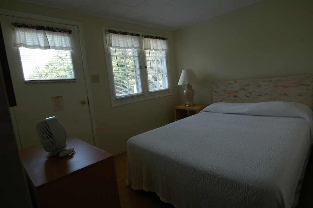 Birch Cliff Lodge on Baptiste Lake