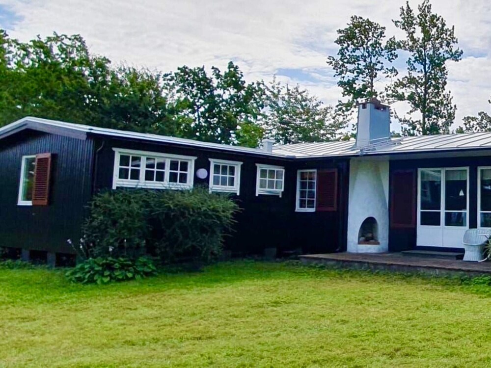 Cozy Seaside Getaway in Grankullavik