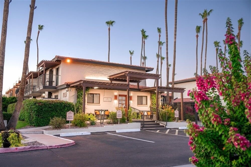 128 Fully Furnished 1BR Suite-Prime Location! by RedAwning - Property Image 3