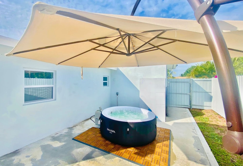 Stylish House w Hot Tub Close to Beach Stadium