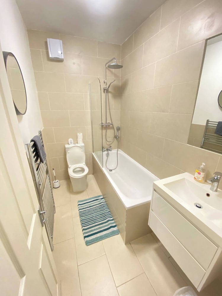 Bright & Lush 2 Bed Apartment