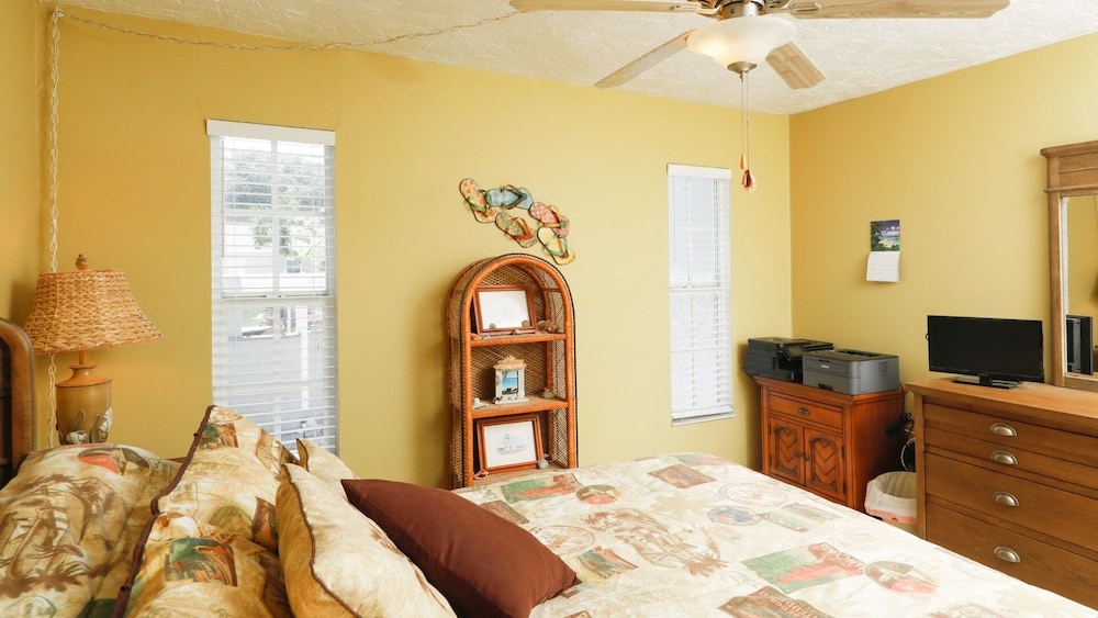 Lemon Bay Waterfront Condo W Patio, 5 Miles To Gulf Beaches 2 Bedroom Condo
