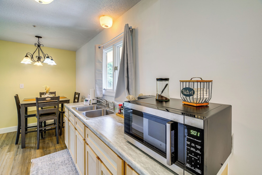 17 Mi to Coal Canyon Trail: Scenic Mtn-view Apt!