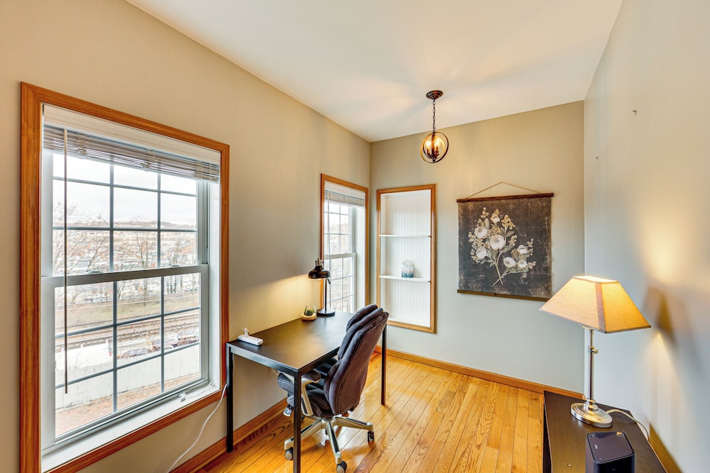 2 Mi to Market Sq! Row House w/ Dedicated Office
