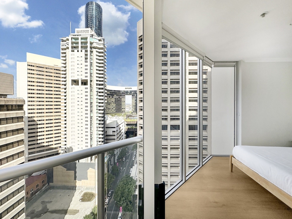 High-rise 2-bed Apartment With Gym, BBQ & Pool