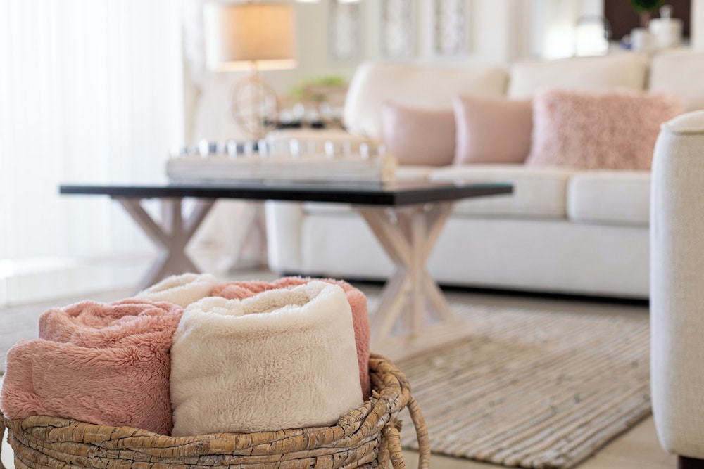 Elegant 4Br Retreat W/ Stylish Interior & Kitchen